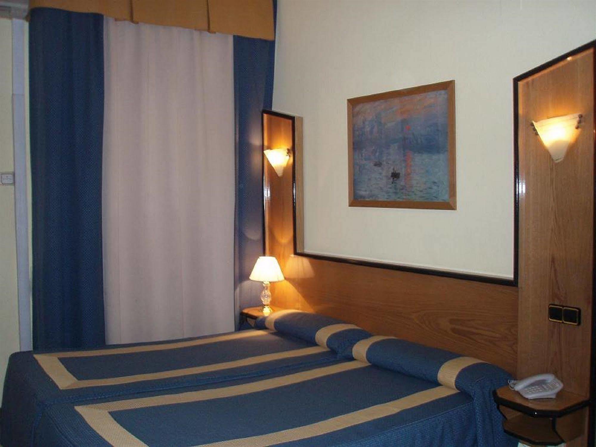 Hostal Buenos Aires Madrid Exterior foto